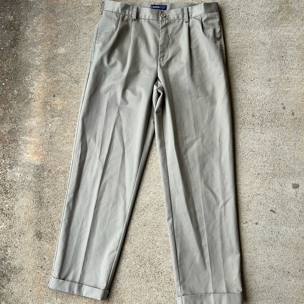 Izod men’s dress kaki color pleated cuffed pants. Size 34x32. Some wear on hem.